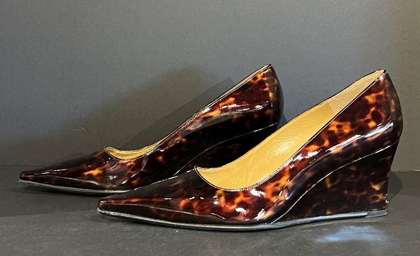 8 STUART WEITZMAN Wedge